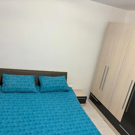 3 camere decomandat ( 2 dormitoare ,1 living) 2 bai, parter,balcon-2