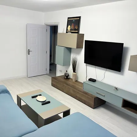 3 camere decomandat ( 2 dormitoare ,1 living) 2 bai, parter,balcon-3